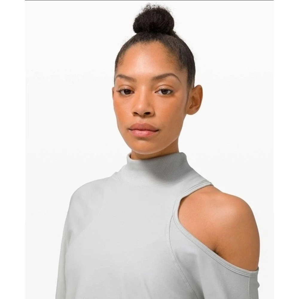Lululemon 10 LA Asymmetrical-Cut-Out Crew Vapor  W3ET1S